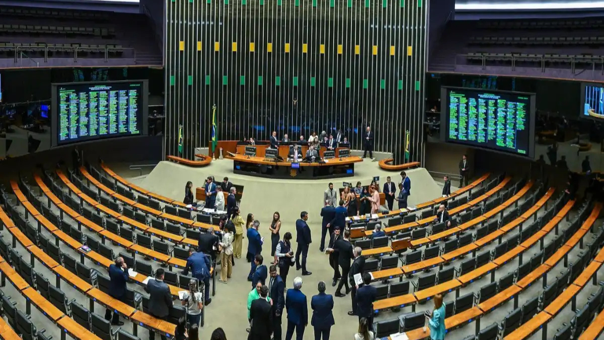 Câmara deve votar nesta terça (16) projeto do governo sobre o fim da escala 6x1