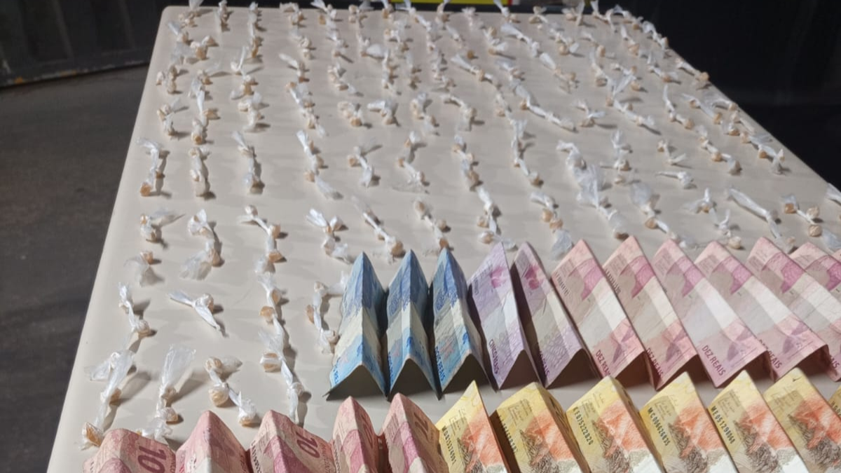 Dupla é presa com mais de 280 pedras de crack no Bairro José Silva de Almeida