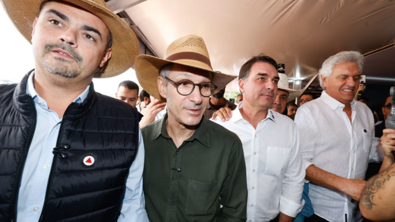 Zema, Flávio Bolsonaro e Caiado pregam união da direita contra Lula durante evento em BH