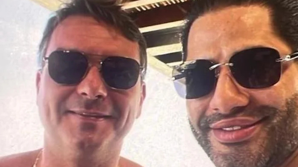 Foto de Flávio Bolsonaro ao lado de Sicário repercute e senador se manifesta