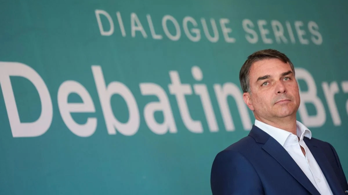 Flávio Bolsonaro pede mais observadores internacionais para eleições de 2026 e volta a questionar sistema eleitoral