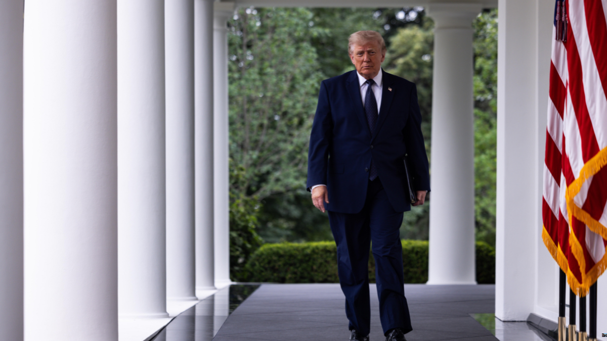 Os Estados Unidos anunciaram nesta quinta-feira (23) uma nova rodada de tarifas sobre produtos importados de cerca de 60 parceiros comerciais, incluindo o Brasil. A medida entra em vigor à 0h01 desta sexta-feira (24) e prevê alíquotas de 10% e 12,5%. O Brasil foi enquadrado na faixa mais alta, de 12,5%, por supostamente não adotar mecanismos suficientes para impedir a importação de produtos fabricados com trabalho forçado. Segundo o governo americano, a decisão é resultado de uma investigação baseada na Seção 301 da Lei de Comércio dos EUA, que concluiu que esses países mantêm práticas consideradas desleais ao permitir a entrada de mercadorias produzidas com trabalho forçado. Apesar da nova tarifa, os principais produtos da pauta de exportação brasileira, como carne bovina, café e laranja, permanecem isentos. Ainda assim, a Câmara Americana de Comércio para o Brasil (Amcham Brasil) estima que cerca de 3 mil produtos brasileiros, equivalentes a US$ 12,5 bilhões em exportações anuais, serão atingidos. Para a maior parte deles, a nova taxa será somada à tarifa de 25% anunciada anteriormente, elevando a sobretaxa para 37,5%. O governo brasileiro classificou a medida como arbitrária e injustificada e informou que acionará a Lei da Reciprocidade Comercial, além de levar o caso à Organização Mundial do Comércio (OMC). O Ministério do Desenvolvimento, Indústria, Comércio e Serviços (MDIC) afirmou que o Brasil possui compromisso histórico com o combate ao trabalho escravo e contestou a justificativa apresentada pelos Estados Unidos. O ministro da Fazenda, Dario Durigan, disse que a nova tarifa representa uma forma de restabelecer as restrições comerciais anteriormente derrubadas pela Suprema Corte americana. Enquanto prepara uma resposta diplomática e jurídica, o governo mantém diálogo com os setores afetados e aposta no Plano Brasil Soberano para reduzir os impactos sobre as exportações brasileiras.