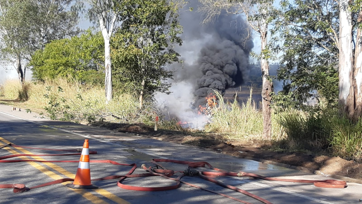 Caminhão carregado com biodiesel pega fogo após sair da pista na BR-262, em Bom Despacho