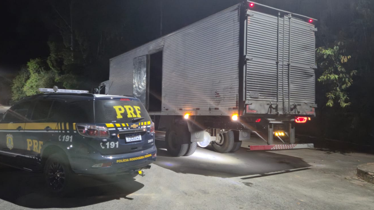 PRF apreende cerca de 600 quilos de pólvora ilegal na BR-262, em Bom Despacho; motorista é preso