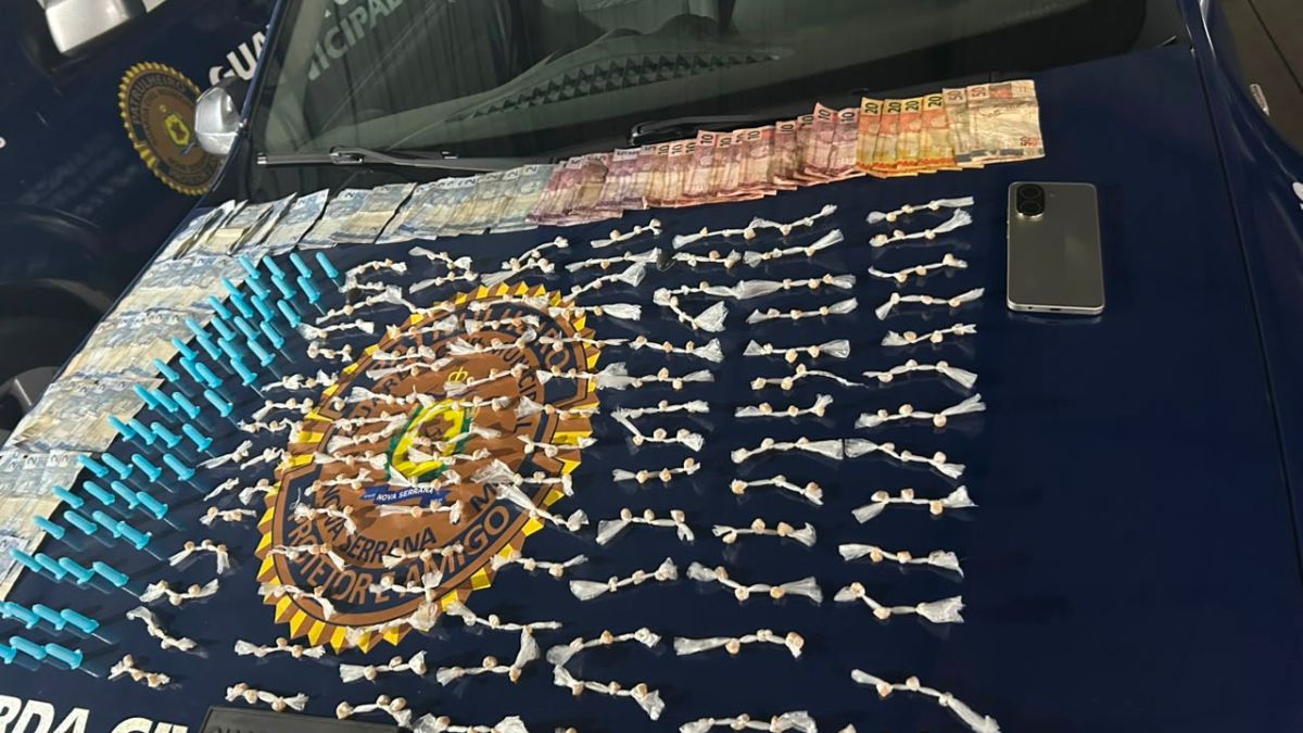 Mulher é presa com 308 pedras de crack e 56 pinos de cocaína em Nova Serrana