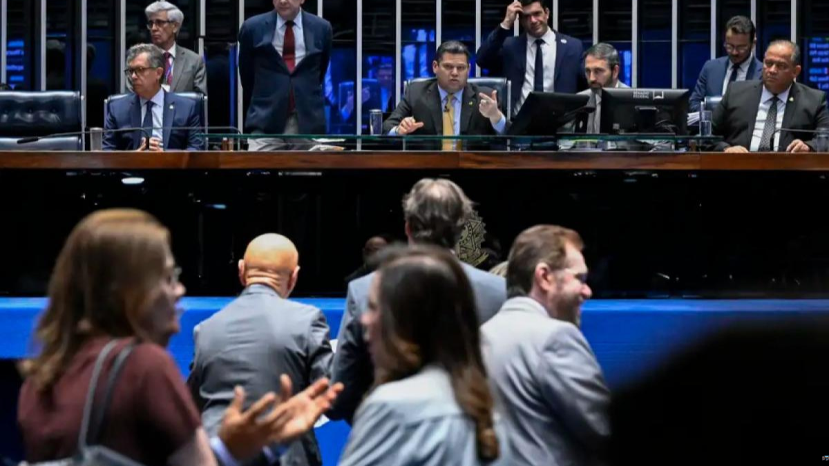 PEC que prevê fim da escala 6x1 será votada no Senado após eleições, diz Alcolumbre
