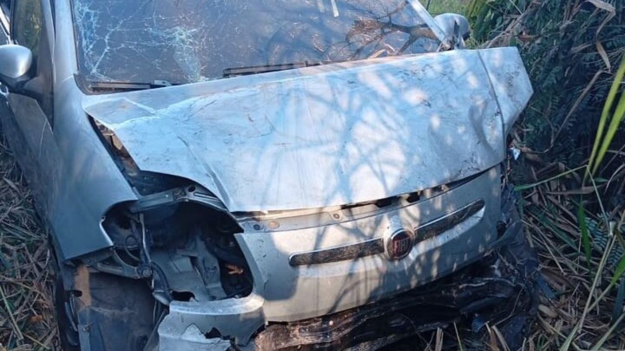 Duas mulheres ficam feridas após Fiat Palio capotar na BR-494, em Divinópolis