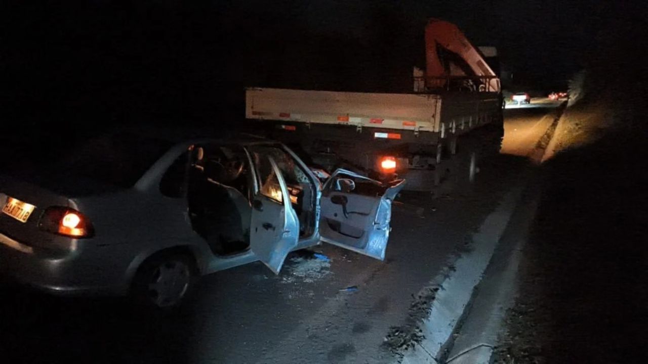 Quatro pessoas ficam feridas após carro bater na traseira de caminhão na BR-352, em Pará de Minas