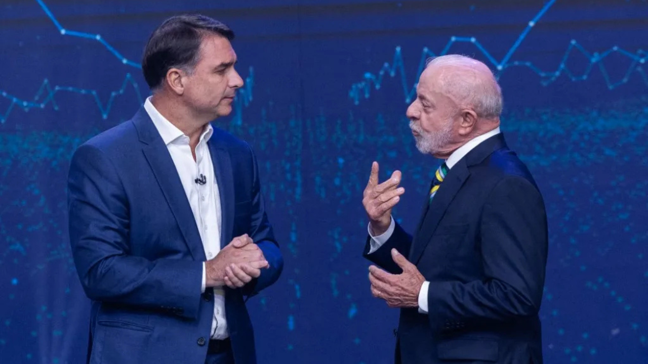 Flávio Bolsonaro e Lula devem usar “estratégia do Google” no último debate presidencial