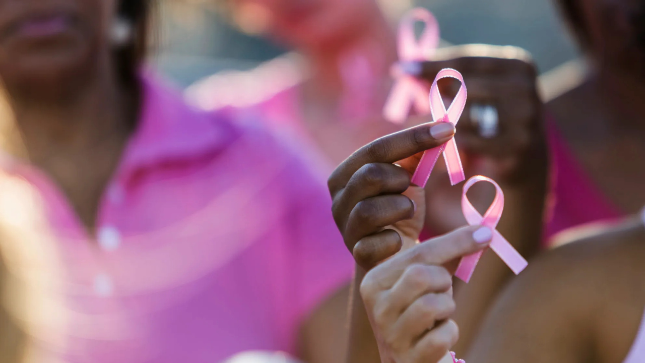 Outubro Rosa: duas décadas de campanha não eliminam desigualdade no acesso à informação sobre câncer de mama