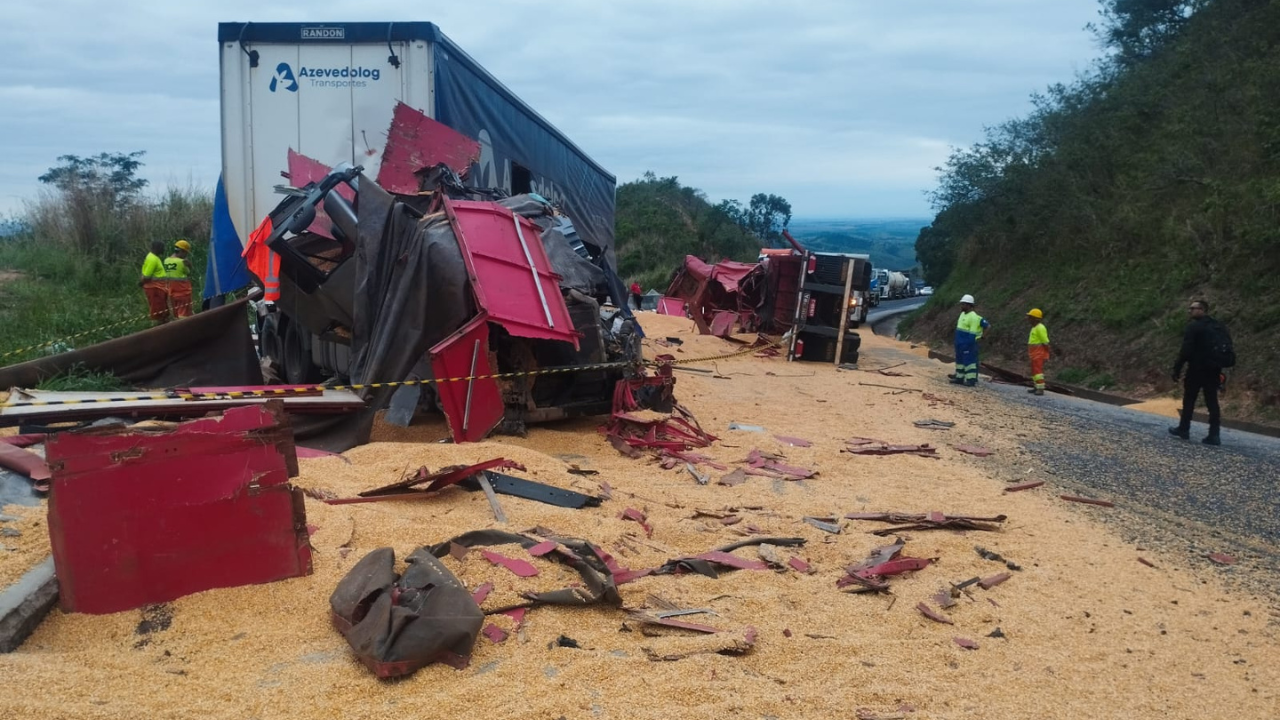 Colisão entre carretas deixa um morto na BR-262, em Luz