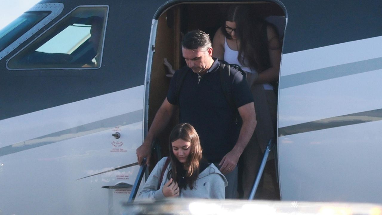 Flávio Bolsonaro deixa o Brasil apesar de ordem do STF e anuncia coletiva em Miami nesta quinta (29)