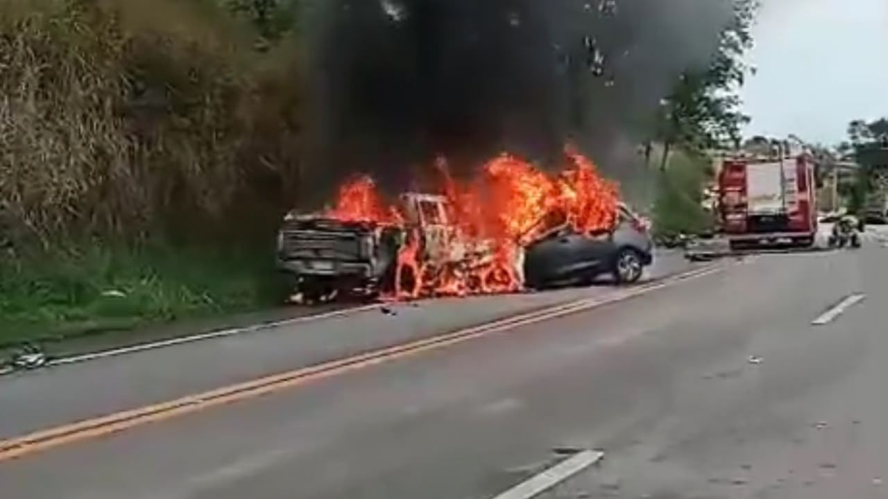 Acidente envolvendo três carros deixa duas pessoas mortas e quatro feridas na MG-050, em Itaúna
