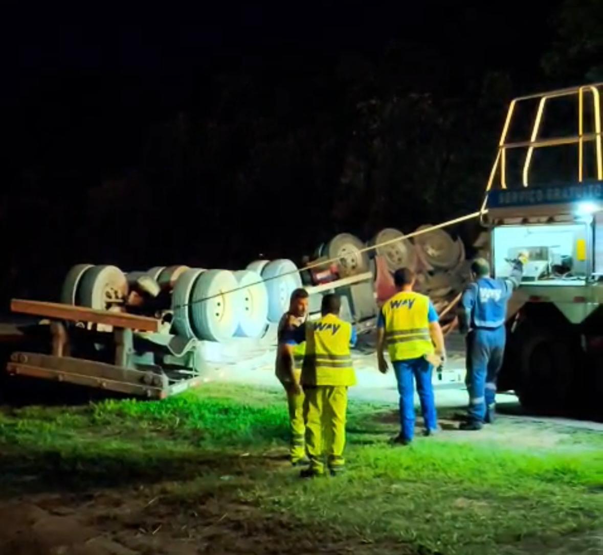 Motorista fica gravemente ferido após carreta capotar na BR-262, em São Gonçalo do Pará